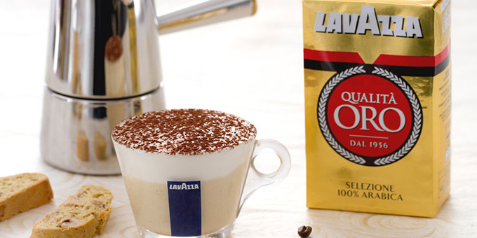 Cappuccino mit Kakaohaube mit Lavazza Qualita Oro Verpackung