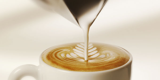 Cappuccino Latte Art in einer weißen Porzellantasse von illy 