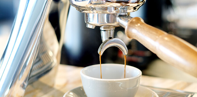 Espresso aus Siebträger läuft in Tasse